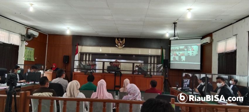 Suasana sidang pemeriksaan saksi Dirut PT GRM, Rinaldi dalam kasus fee asuransi kredit Bank Riau Kepri, Kamis (26/8/2021). Foto: Feryandi