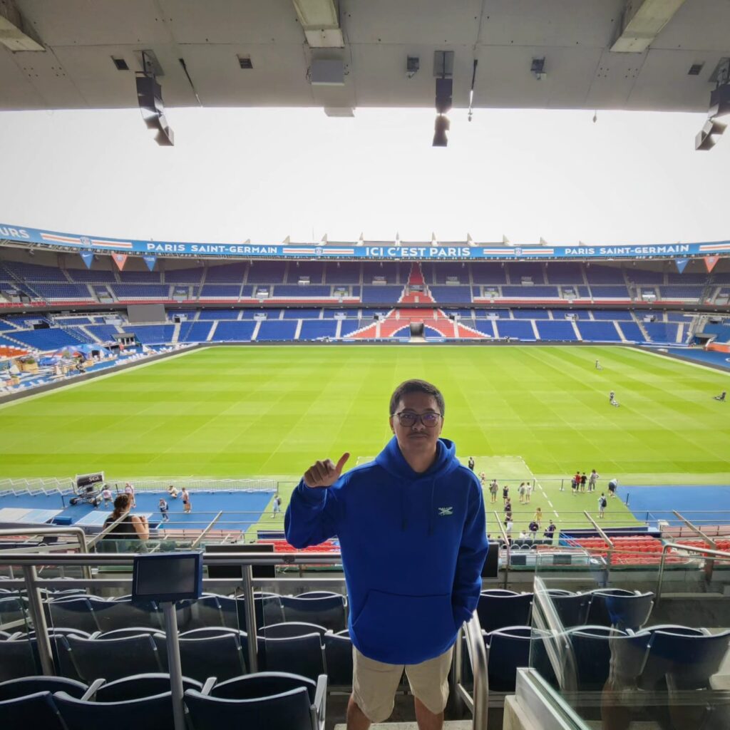 Theo di dalam Stadion PSG