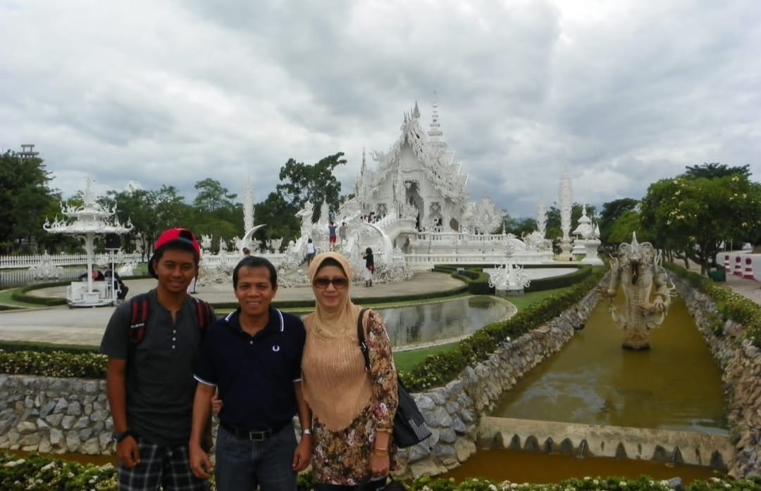Kami berpose di depan White Temple