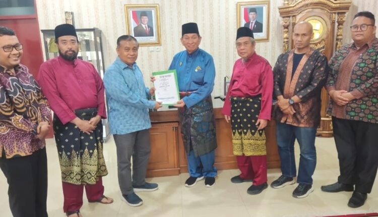Ketua Yayasan, Kazzaini Ks dan Ketua MKA LAMR setelah penandatanganan Warkah