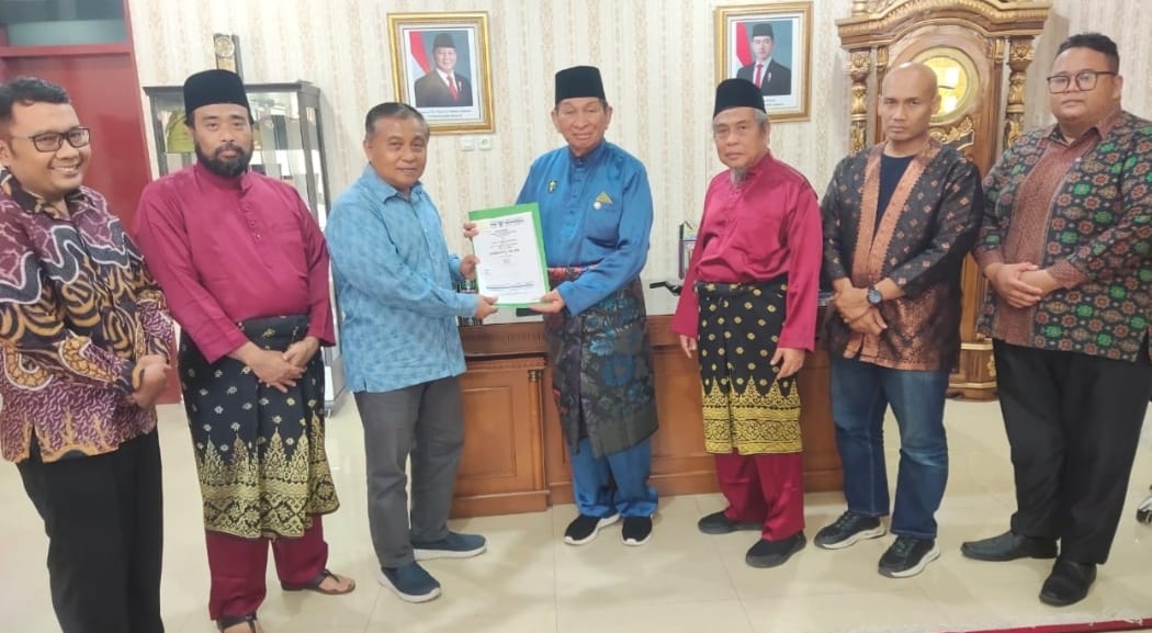 Ketua Yayasan, Kazzaini Ks dan Ketua MKA LAMR setelah penandatanganan Warkah
