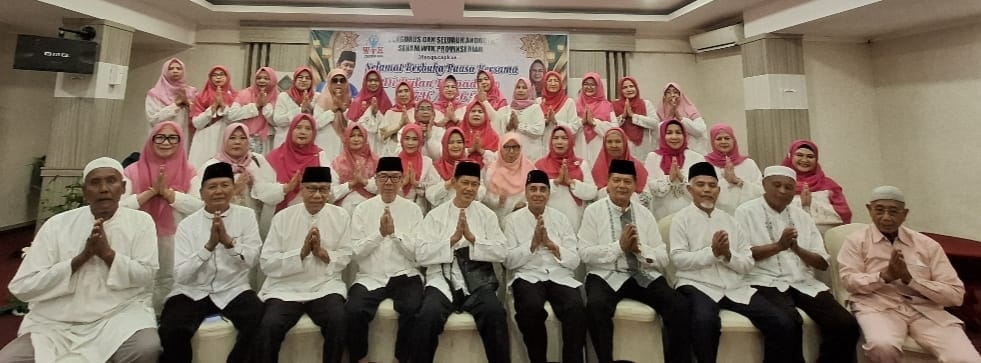 Foto bersama usai acara berbuka